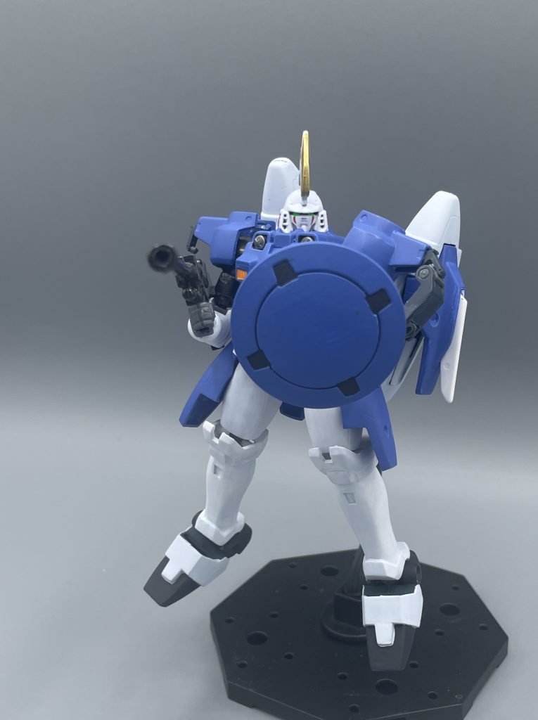 私は地球が好きなのだ! 地球を模したかのように青く丸いシールドは、すべてシールで補うというトンデモキットのため、トールギス時の鳥さんマークが刻み込まれています(笑) なんてこったい!! パテで埋めて削りましたが、なかなか塗装派泣かせです。★命運を救った機体も是非ッ!↓↓(*^▽^*)https://gumpla.jp/old/2193821