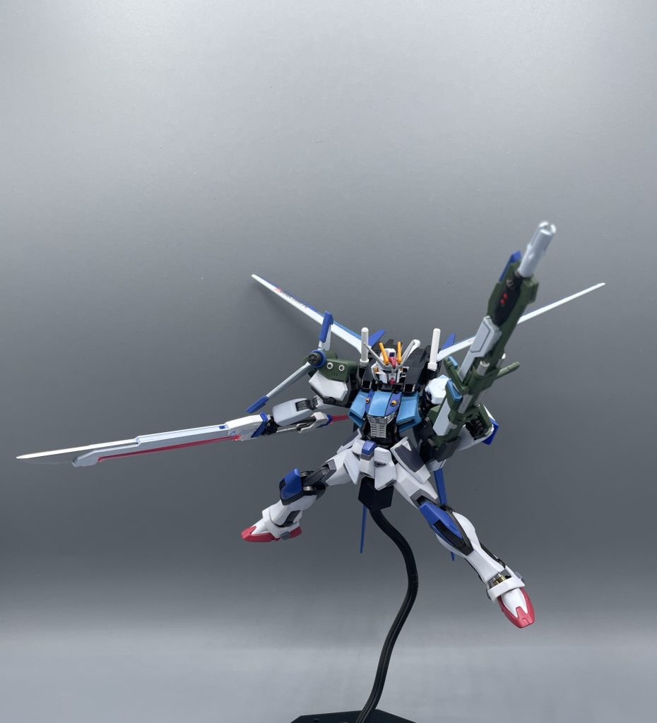 パーフェクト・フォーミュラ１０５　かなりの重装備ですね。「エネルギーの財源はどこや」って話ですが、分身を生み出すほどの高性能を誇るF91の機関をコアに搭載しているので”何とかなる”という妄想設定です(笑)