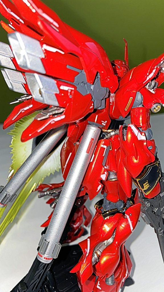 内部フレームはメカサフヘビー。白い部分はシルバー。