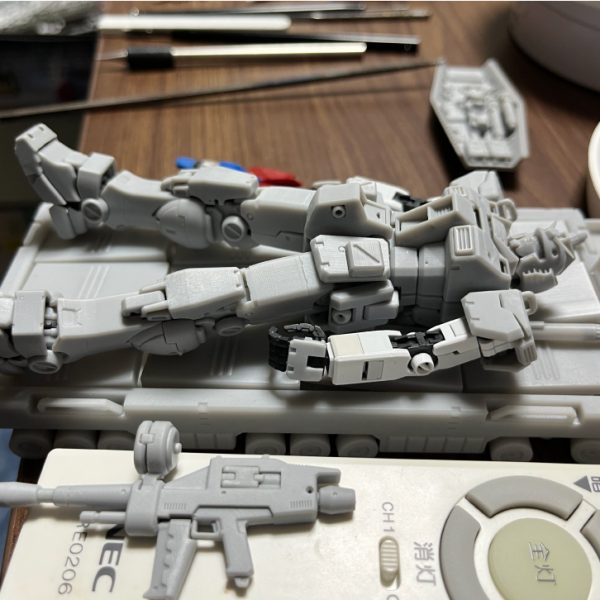 ●具・具・グググぅ…。ＧＷらしいですな。関係のない生活ですが(T_T)。ひたすら煮詰めて煮詰めて…あ～～～！！！！！。出力したいっ！もー内蔵思いつかないよぅ！(ノД`)・゜・。●製作者とシンクロ…腹の傷は塞がりましたが、もう一週間は力の開放はならぬとな…。生意気にも私のようなものに、かかりつけ医が居って下さるのですが、つい最近、往診スタッフの中からぽつぽつ実はガンオタで…という告白を受けたりします。また、自宅の設備管理に来て下さる作業員の方の中にも実は…と告白を受けたり。みんな卓上を見てあ～、模型も寝込んでるって…。ほっといてくれ(笑)。（5枚目）