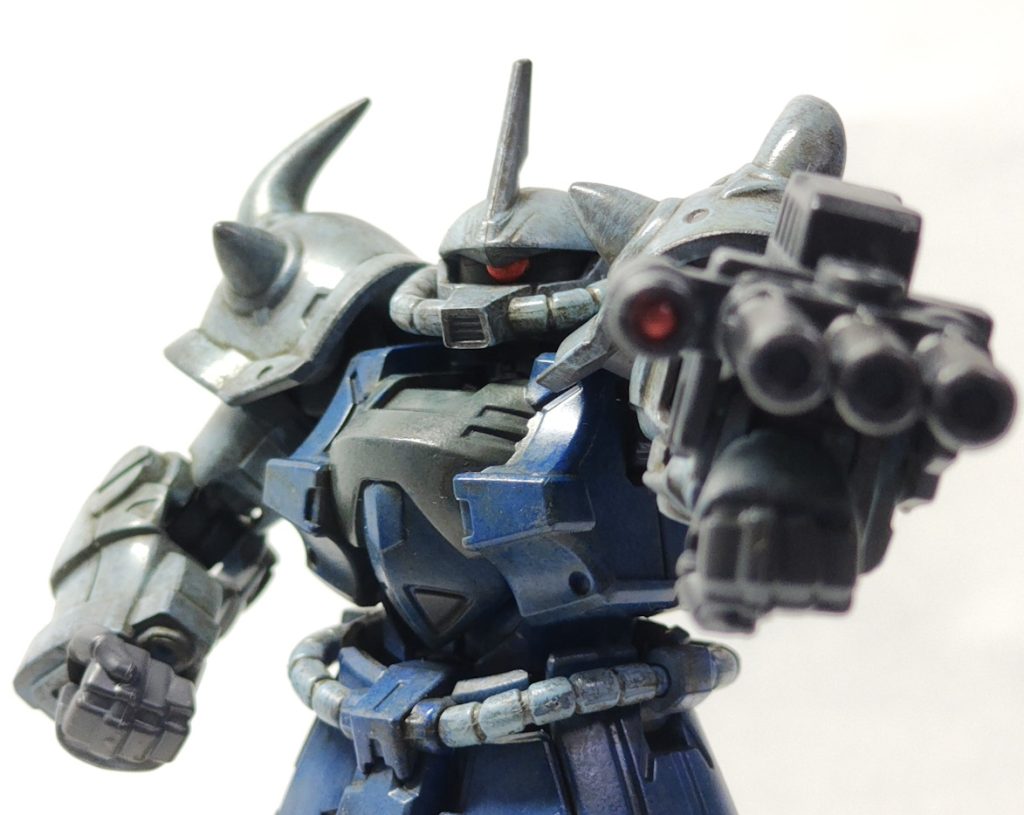 多分グフカス必修ポーズ。ポーズ下手で躍動感はない。ヒートロッド投げてるところも撮ったのですが、あまりに躍動感が無さすぎてボツにします。