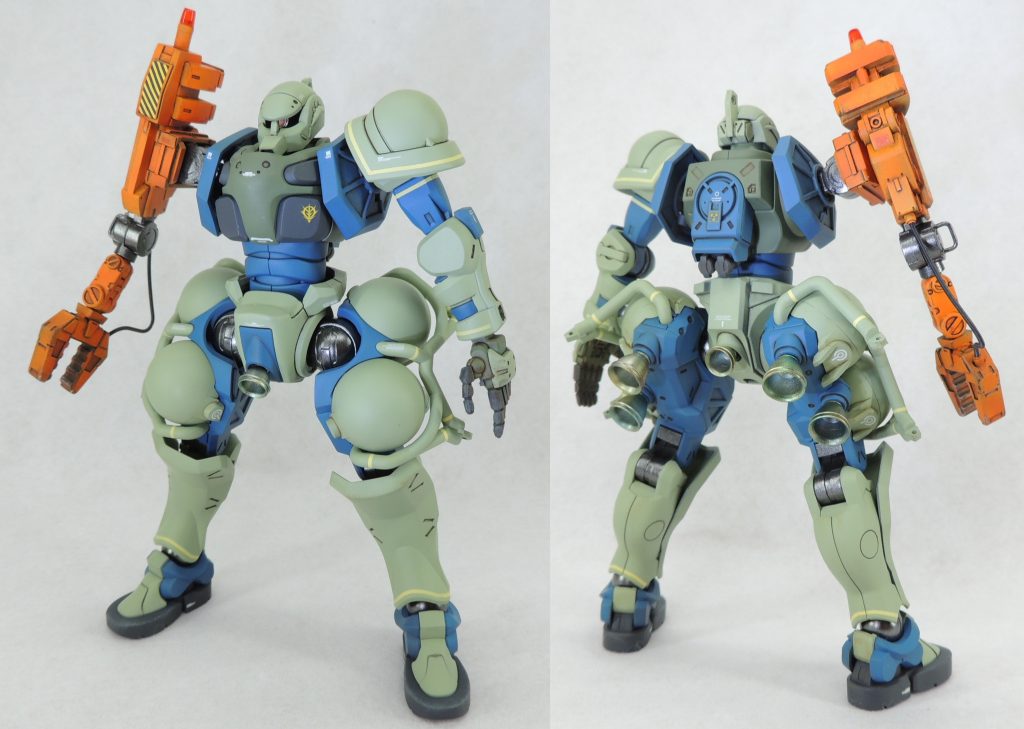 作業用アームを取り付ける場合、設定では胴体右側面の装甲を取り外すのが本来の形ですが、バランスと見栄えを考えて装甲は付けたままとし、腕部のみ差し替えています。