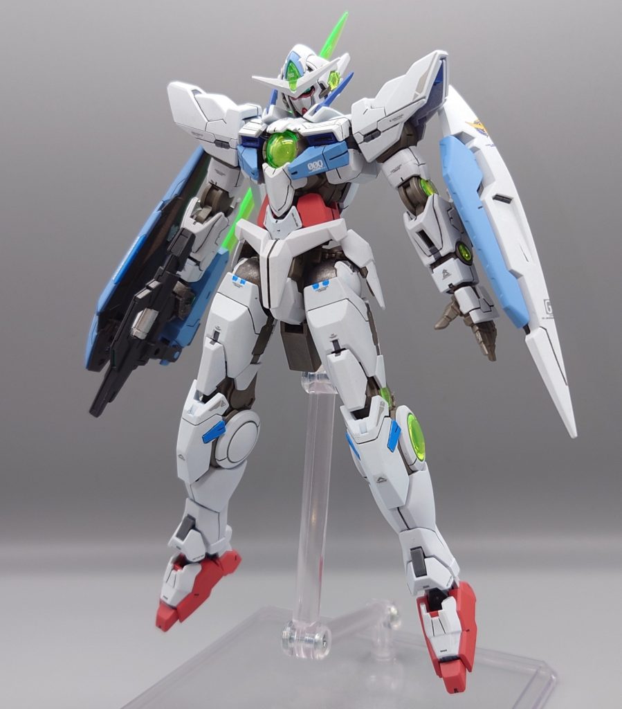 RGエクシアのパーツは肩、太もも付け根、足先を使用しました。カラーリングは一応アストレアを意識して白を多めにして少しだけ青系の色で塗装しました。RGクアンタのトランザム(クリアーカラー)を改造しているのでクリアパーツは黄緑に近い色になっています。