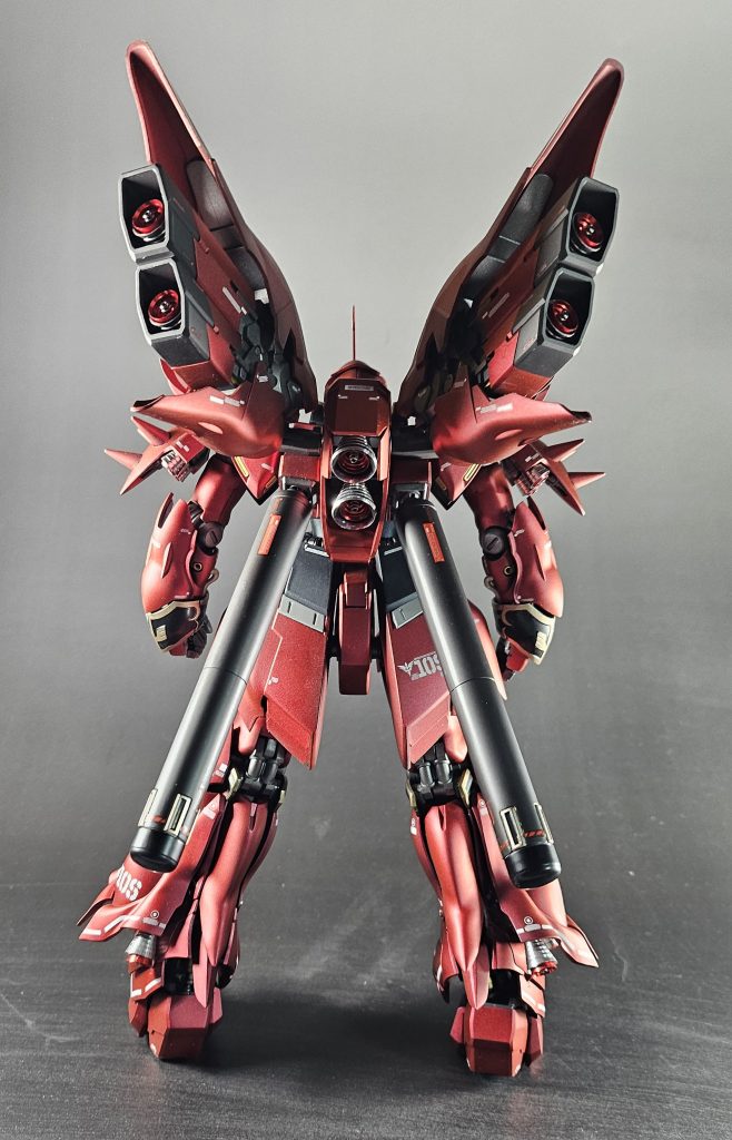 バック。大型スラスターとプロペラントタンクはベルベットレッドを引き立てたく黒にしました。使用カラー　グラファイトブラック。