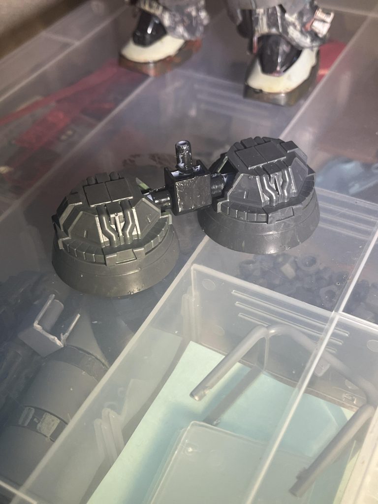 使い捨てのため生産が手軽にできるようにジオンの大型ロケットパーツを使っている燃費はとても悪いが前線に出て敵艦隊的MSに確認される前に離脱することができる