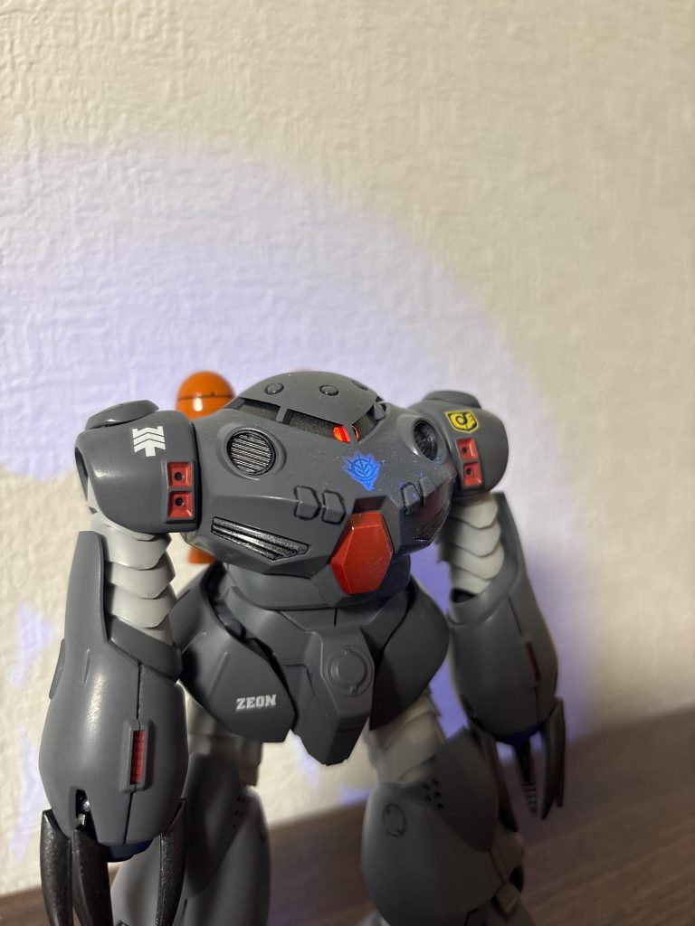 友人からジョニーライデンの帰還という漫画を貸してもらい、その中で登場していて興味がわき、作成にいたりました。ABSのパーツ以外は全塗装し、モノアイを蛍光塗料で発光するようにしました!