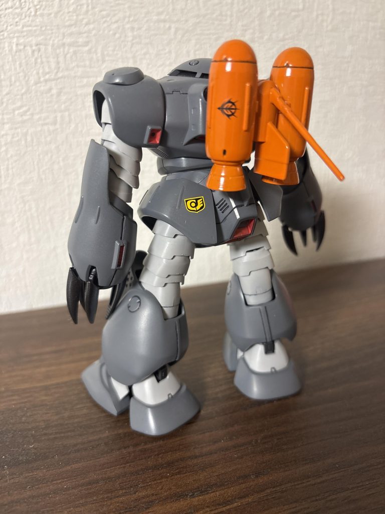 バックショットです。オレンジのバックパックを落下させてしまい、アンテナ?がへし折れたので修正してあります。