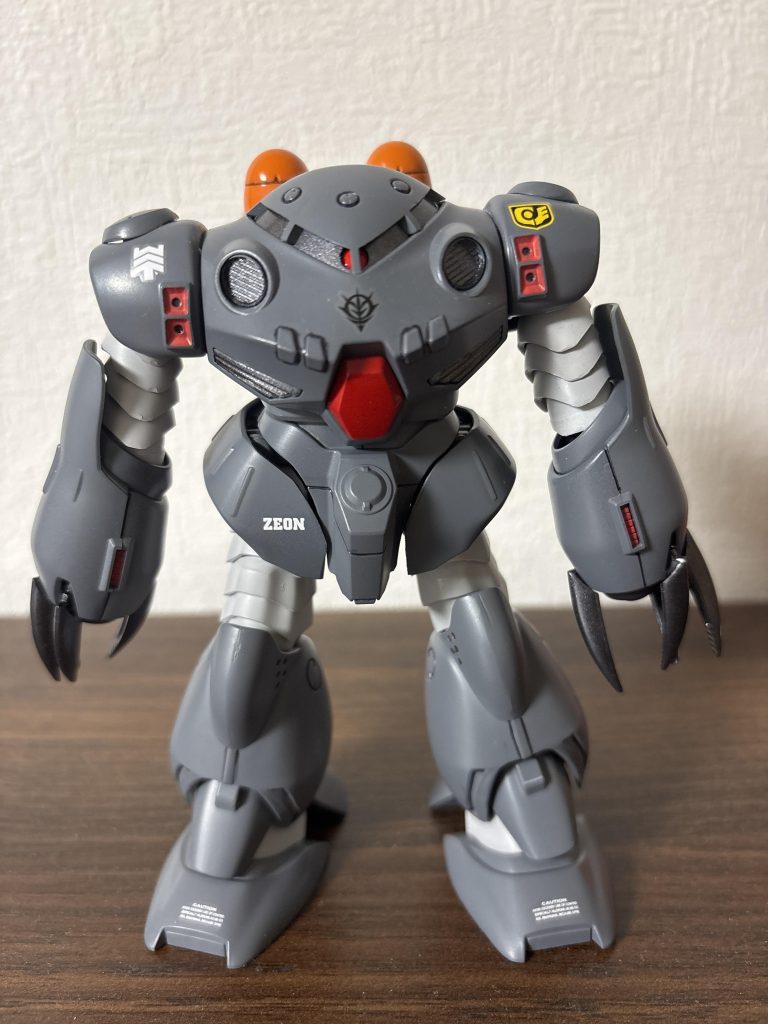 ポーズを取らせようとしましたが、とにかく腕がポロポロ外れるので断念しました 笑バーニア等の赤以外はほとんどをタミヤの缶スプレーで塗装しました!とにかくこのキットはポロリが多いので個人的にはもう関わりたく無いですが、見た目が好きなのでなんとか完成まで辿り着けました!閲覧頂き、ありがとうございました!