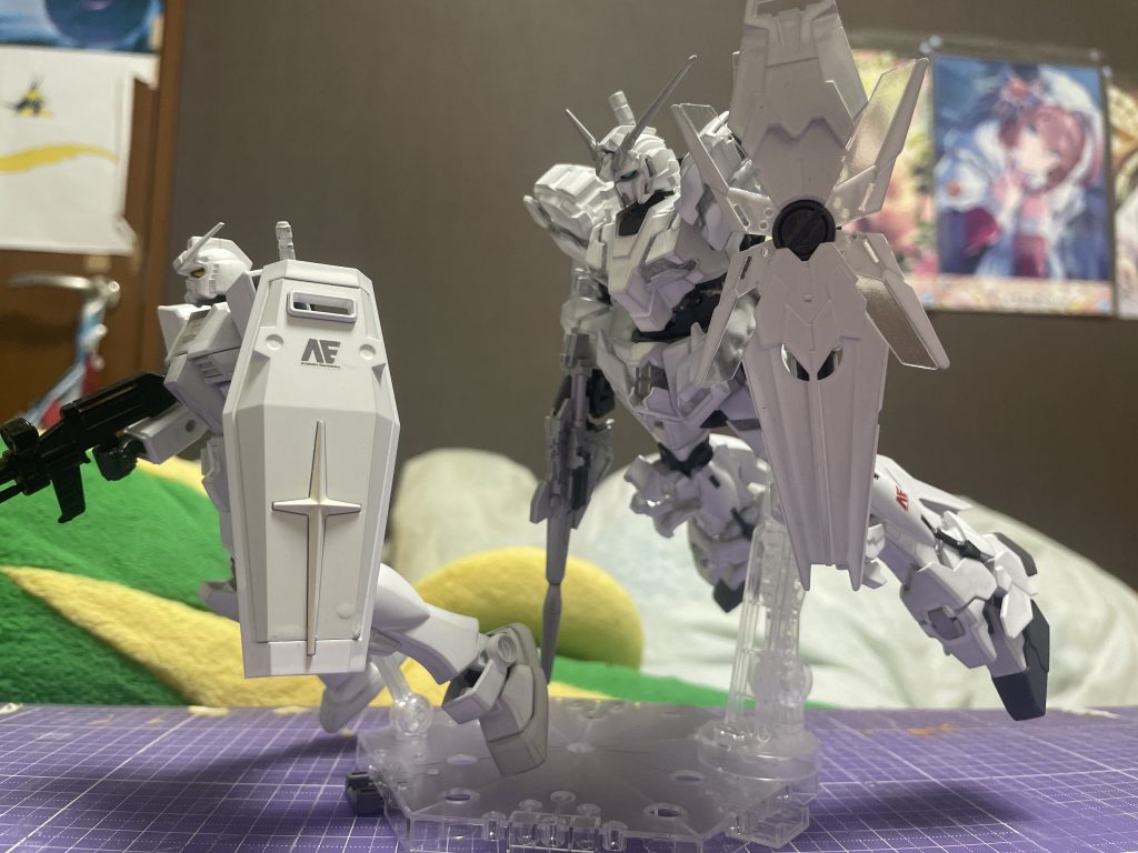 ガンダム(アナハイム仕様)の新人パイロット:あの…本当に大丈夫ですか?ユニコーンガンダム(アナハイム仕様)のベテランパイロット:何がだ?元々あったサイコフレーム部分は放熱盤らしいぞ?よく見ろ、光るどころかガラスみたいに浸透してフレームが見えるだろ?絶妙な変更をした分性能がピーキーになってるぜw(まぁ理論上あの赤い彗星の真似ができるとかないとか…言ってたが、連邦軍に居たからのより断然、性能が良すぎるぜ)