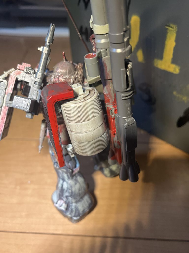 外部に核融合炉を取り付け出力を上げたことによりハンドレーザーを使えたりザクバザーカーを2門搭載したりと重装備でも通常のザクの4倍以上の速度がでる