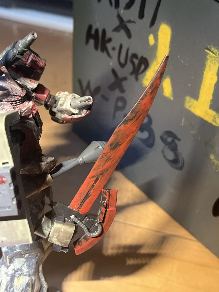 サーベルホークはグフのサーベルとザクのヒートホークを合体させた武器、格闘戦では相手をホーク部分で殴ったりサーベルで切り倒すなどの戦術がとれる