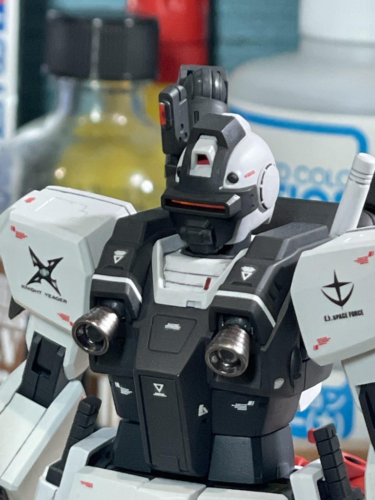 バイザーやセンサー部分はラピーテープを切り出して貼ってます。ナイトイェーガー隊のエンブレムは自作デカールです。