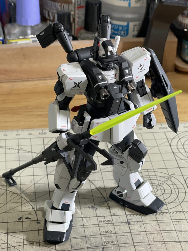 塗装は水性ホビーカラー筆塗りです。使用した塗料はあまり覚えてないのですが、メインのホワイトはエアリアルホワイトを使ったのですが、発色があまりよくなく、苦労したのは覚えてます。バーニア等はガンダムマーカーのヘビーガンメタリックです。