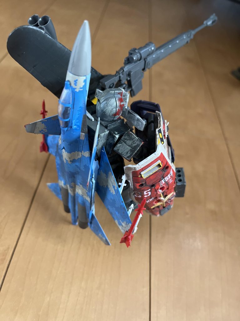 スホーイのエアインテイクをジムのランドセルにつけ、改良されたエンジンで最大速度マッハ4（地上時）での飛行が可能