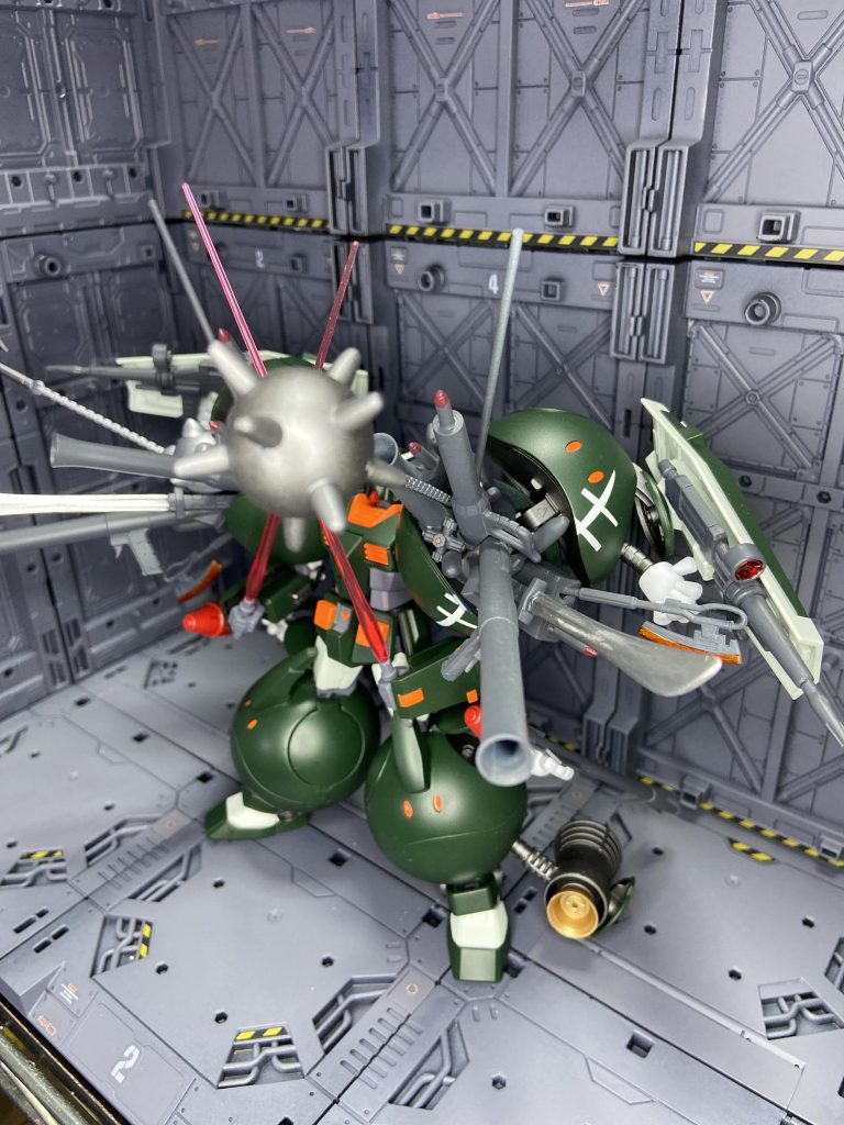 肩ハロの口から大量の武器が飛び出す仕様、ギャグ漫画やアニメなどで、ポケットから武器取り出すとポケットに入り切らないはずの武器が飛び出すイメージで。足のブースターもそのイメージ。