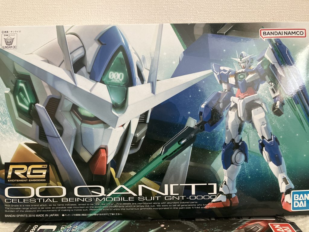 まず箱から、かっけぇ...最近のRGのボックスアートはさなんかCGっぽくて見慣れるまで時間かかったけど、この時代のボックスアートは本当に良いと思います!(gundam-kao8)(別にダサいとは思ってないし、嫌いとも言ってない、アレはアレで最近はいいと思ってるつもり)