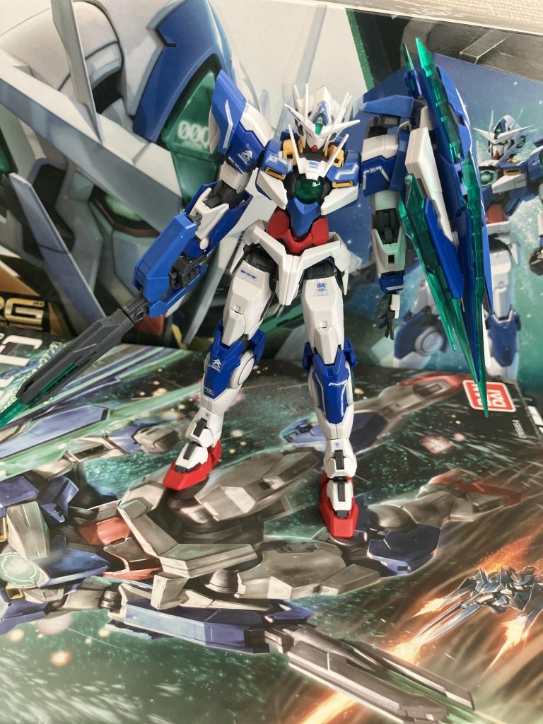 では本体、何気にかっこいい。いつ見てもイケてる。てかダブルオー系統のデザインめっちゃ好きなんよなぁ話を戻してカラーリングは結構シンプルですが、でも結構色わけはRGなので流石と言ったところ。ひとつ言えるのはかっこいいってこと(結局その言葉に尽きる)デカール?、マーキング?、んなもん自分の好きなように貼ってるに決まってるやん(何気にマニュアル通りに貼るのがめんどいのもあるけど1番は自分のイメージ通りにしか貼ってない)