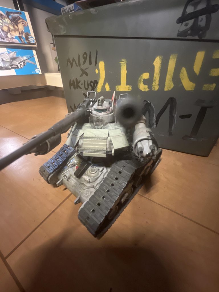 頭部には40mmリボルバーキャノンをつけ対装甲車戦用にカスタマイズ全部にはミノフスキー粒子が薄い状態で使えるようにレーダーを設置