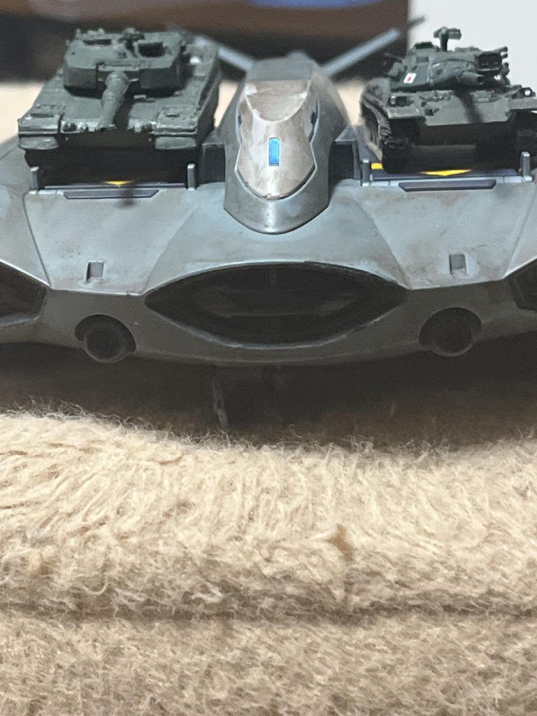 エアインテイク下部にある180mm滑腔砲