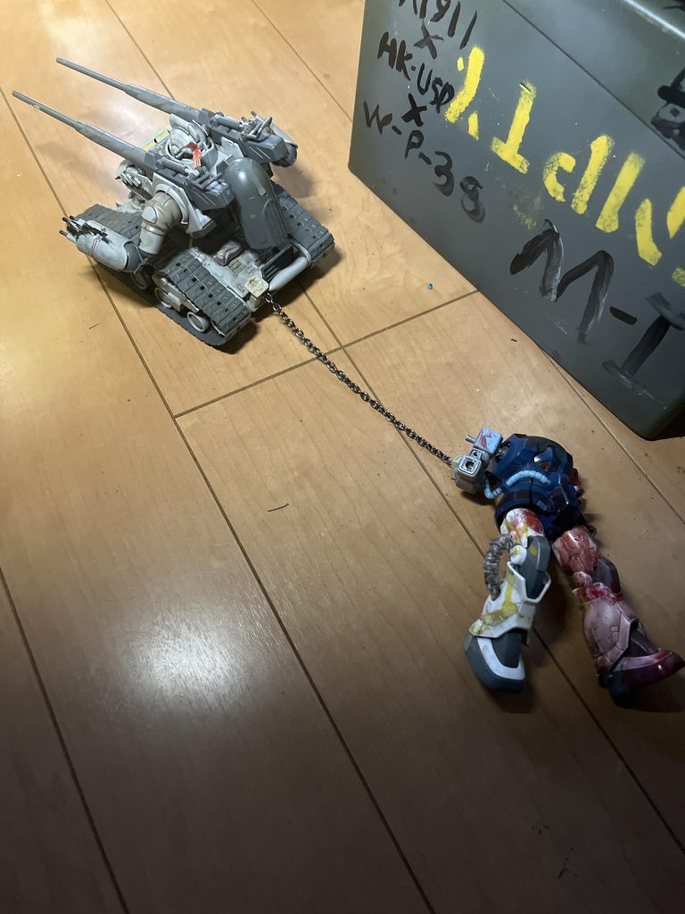 後部にチェーンクレーンをつけ撃破されたMSを回収したりできる