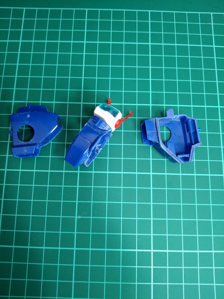 今回の制作方法は〘削り出し成形〙での工作をメインに…そして、削り出し成形と言えば私の場合お世話になっております〘TOMSIM〙さんの事を思い出す…😚ヤスリがけのお話しやその作品など…😚私勝手に思い出し🙄削り出し成形作業中においてのモチベーション維持の際は特に助けられております!😆ありがとうございます!🤗…と言う事で、どちらかと言えば飽き性である私の😐またまたひたすらヤスリがけ作業の始まり…😅💦まず〘瞬間接着剤〙でダボ穴〘以外〙の所を強めの点付け接着した後〘縦〙に切断して3つに…あらかじめそのパーツより〘大きくなる〙所には〘プラバン又は同色のランナー〙を貼りパーツより大きく〘削る〙様な所はパーツの裏側に〘パテ〙を盛りガリガリ削って形を作っていきました😁ちなみに今回は〘瞬着パテ〙を使っております😚背中側はまた後でヤスリがけするのであまり今段階では気にしませんが、胸側?(前側)はこの段階でできるだけ手直しが少ない様に〘仕上げ〙を意識して表面処理の段階までペーパーがけしております!😚