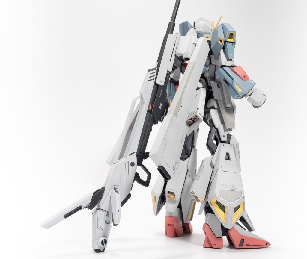 背面。ゼータの背中が意外に格好良いというのもバインダーを撤去した理由でもあります。左右ウイングバインダーの代わりにブースターを装着。センターにはロングレンジライフルの懸架ユニットに変更。ブースターはプラ板から、ライフルはジャンクパーツからそれぞれスクラッチしました。