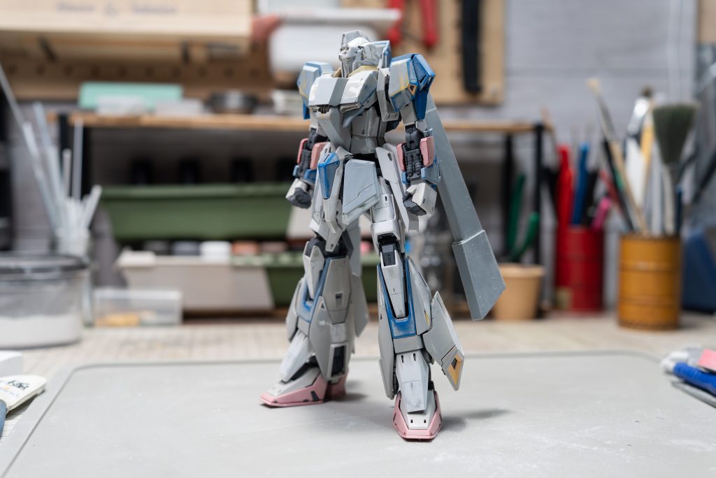 改修時の写真。胸部・足の他に肩と腰部アーマーも大きくしています。