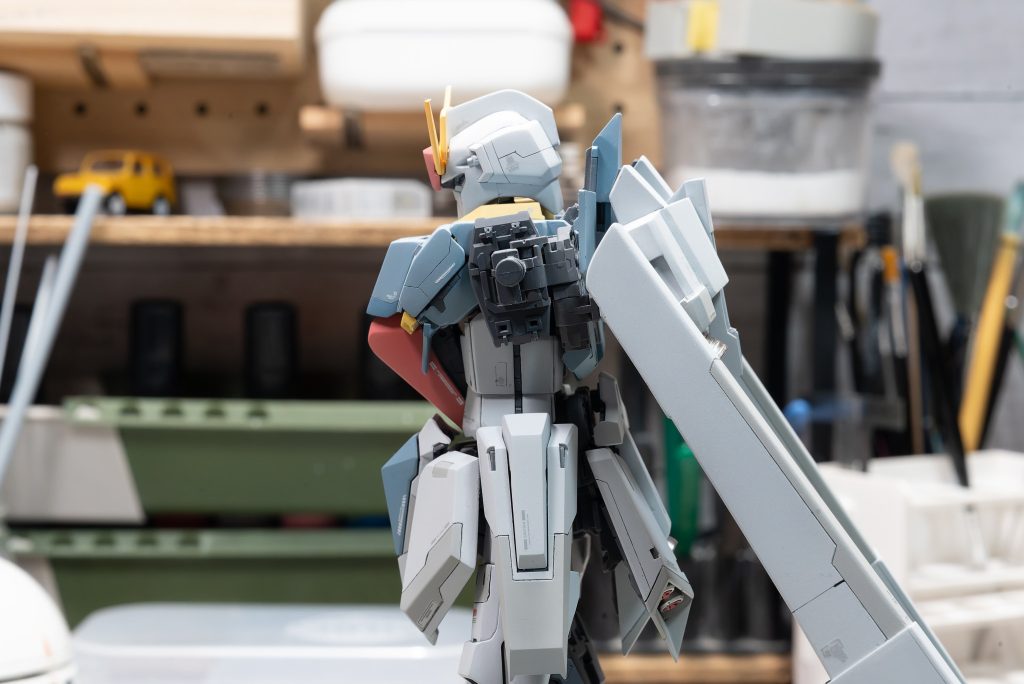 上半身を横から。胸部のボリュームアップはどれくらいが正解がわからず難儀しました...あわせてバランスをとるため腰ユニットを前方に2mmほど押し出してます。あと頭部もセンチネルっぽい感じにしたくて前後に2mm延長してます。