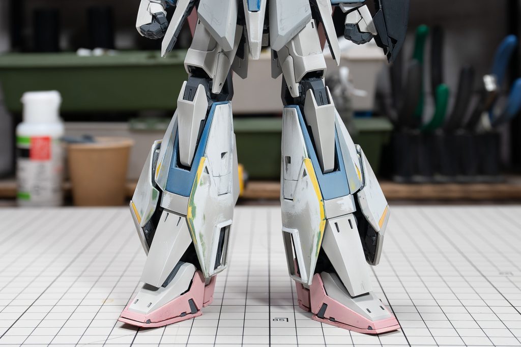 脚部外装はテーパーをかけてボリュームアップ。ついでに開口して放熱機構っぽいディテールとしました。