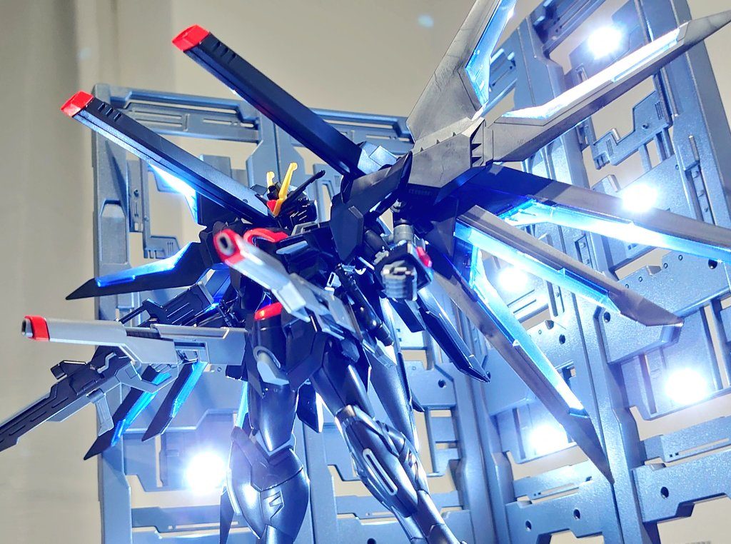 ウイングの一部パーツをクリアver.から拝借したので光をあてるとクリアブルーが透けます。個人的にお気に入りポイントw