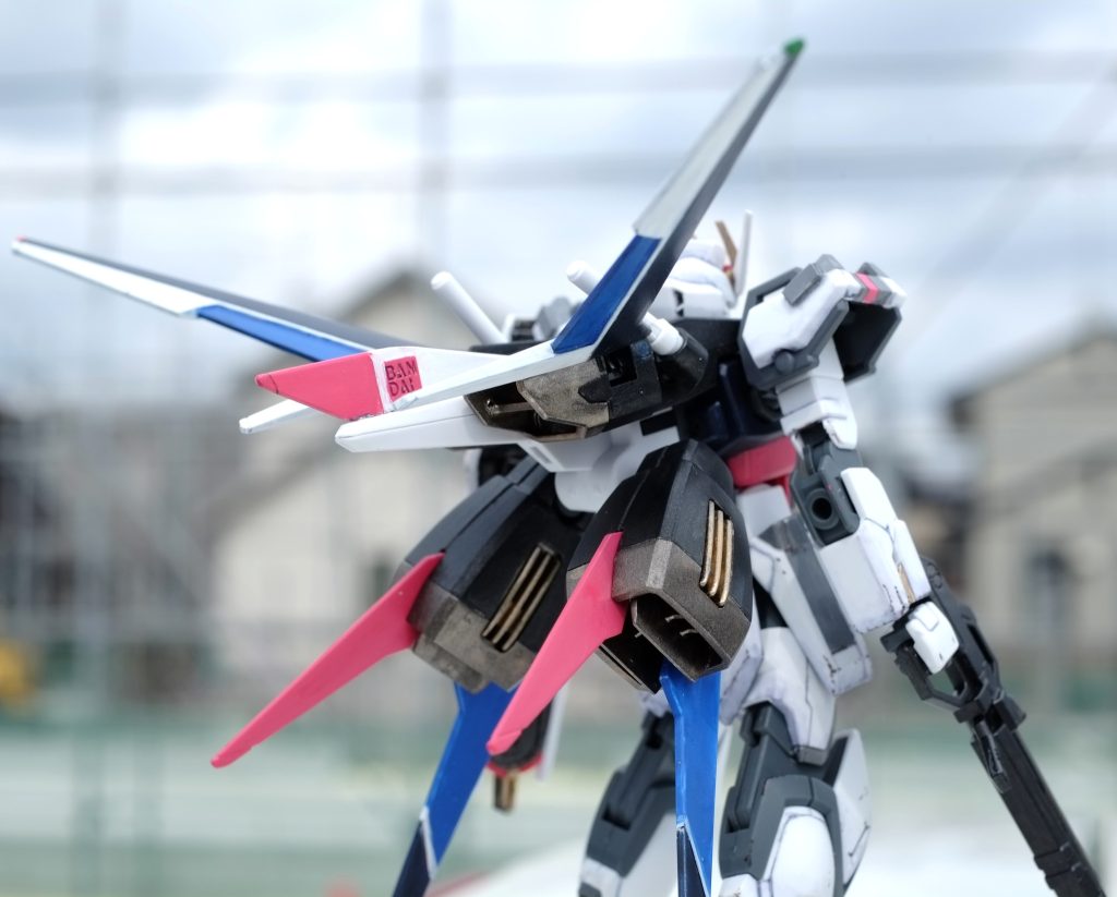 エールストライカーの後ろに伸びてる部分はなにかの接続穴が空いているので垂直尾翼っぽいものを追加して隠蔽。使用したランナータグのバンダイロゴは削らないで塗っときました。開発元を偽装している設定ということで。