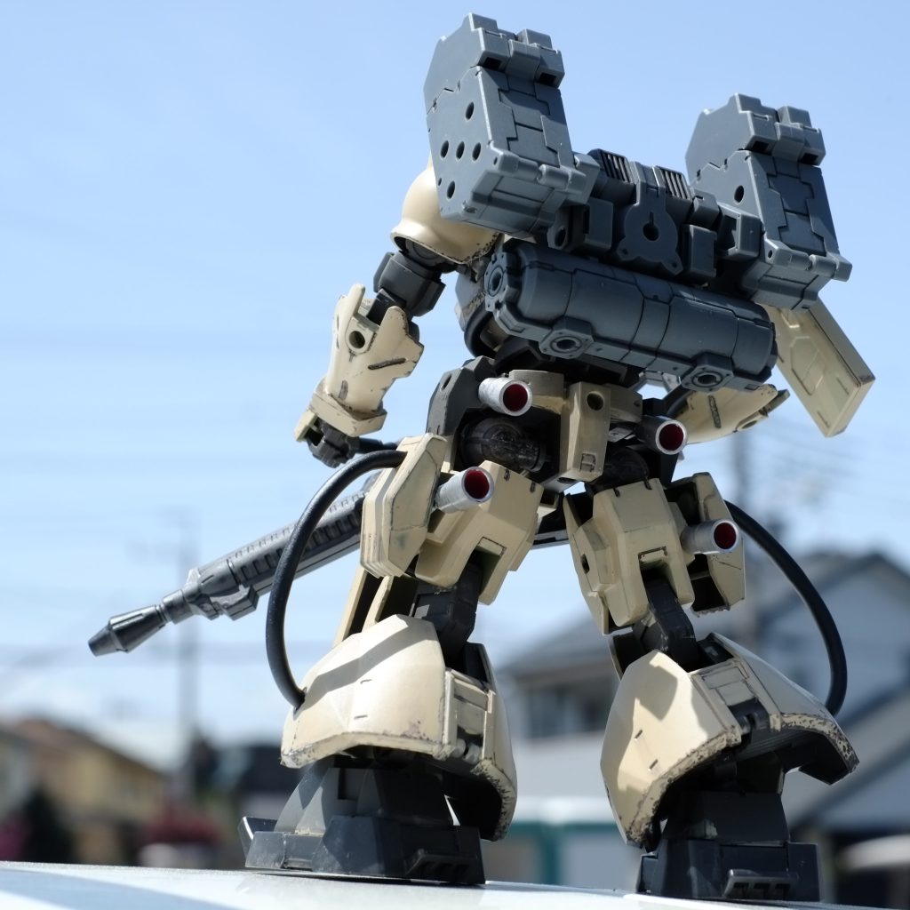 高機動設定なので増槽とスラスターを追加しています。背負い物は30mmオプションパーツ。スラスターは電気配線用材料のなんか赤いやつをガンダムマーカーシルバーで塗って装甲パーツの接続部に挟んだけの簡単固定。