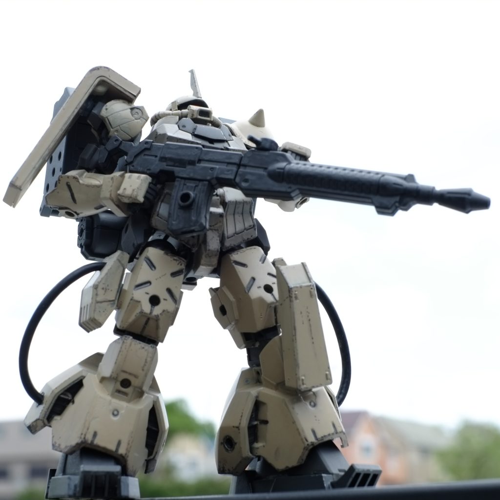 例によってフデムラ色ムラが多々見られるのでウェザリングでそれっぽ くしていく作戦。でもジオン残党がゲリラ戦で何度も出撃を繰り返しては破損したり被弾したりしたところをなんとか現地補修、現地改修してこの形までもってきた感が出るからヨシ!この近くから見上げたショット。モノアイがバイザー部分しか見えない感じ好き。