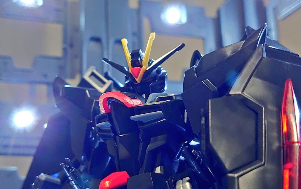 目はメタルレッドで。