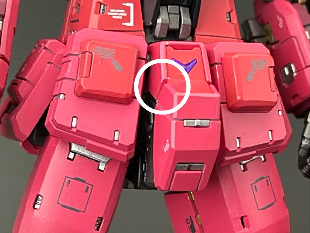 仮組み→バラし中に〇部分が砕け散ったので思い切ってパネルラインにしました。また、キャスバル専用ガンダムだと股間のVマークと縦の十文字はなかったことにされているのですがあえて残してみました。かっこいいので。この写真だといいエッジ出てるなぁ...