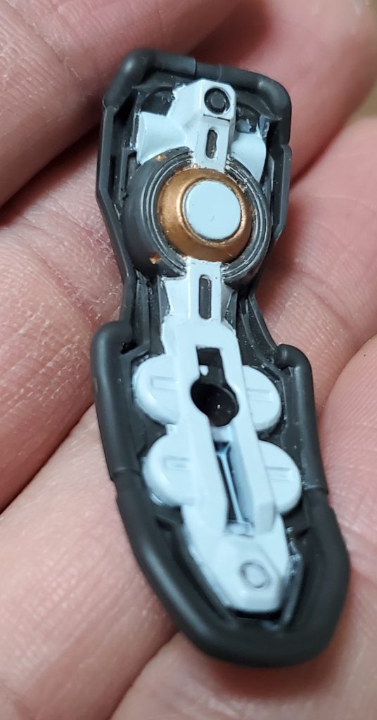 シールドの裏はこんな感じで塗り分けてますカッパーはミスターホビーマーカーを使ってます。