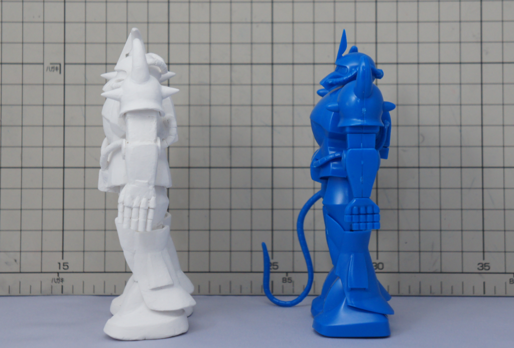 ううっ、旧キット グフの横向きショット、カッコよ~。設定画に近いですね。そうそう、写真を撮ってから気が付いたのですが、フィンガーバルカンの親指の関節が一つ多かったです。失敗。