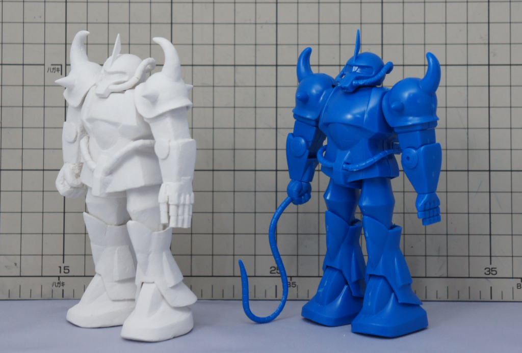 この角度だと、旧キットの大腿部の違和感が目立ちますね...。多くのモデラーさんが増幅しているも納得です。