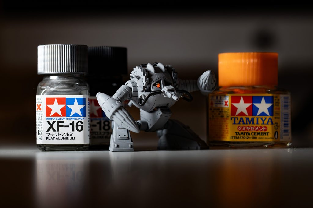 サフを吹き終えて細部をチェック。動力パイプは、キットの物は使わずWAVEのスプリング。ボディ側のパイプの取り付けは左右に移動させて取り付けています。