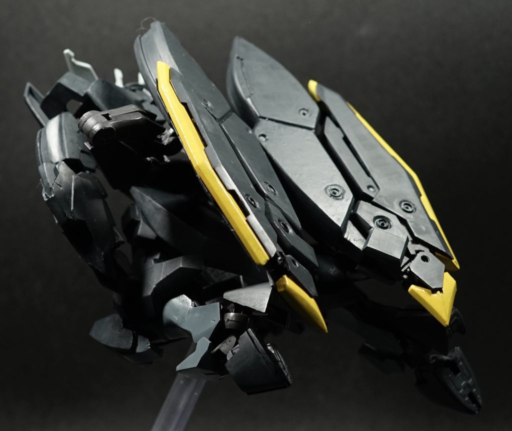 作中と同じように、背面に折りたたむ事が可能です。というより、ここまで再現したくてアーム構造を考えたところがあります。 また、後述の構造によってたたんだ時の形が (個人的に)うまくいって良かったです。