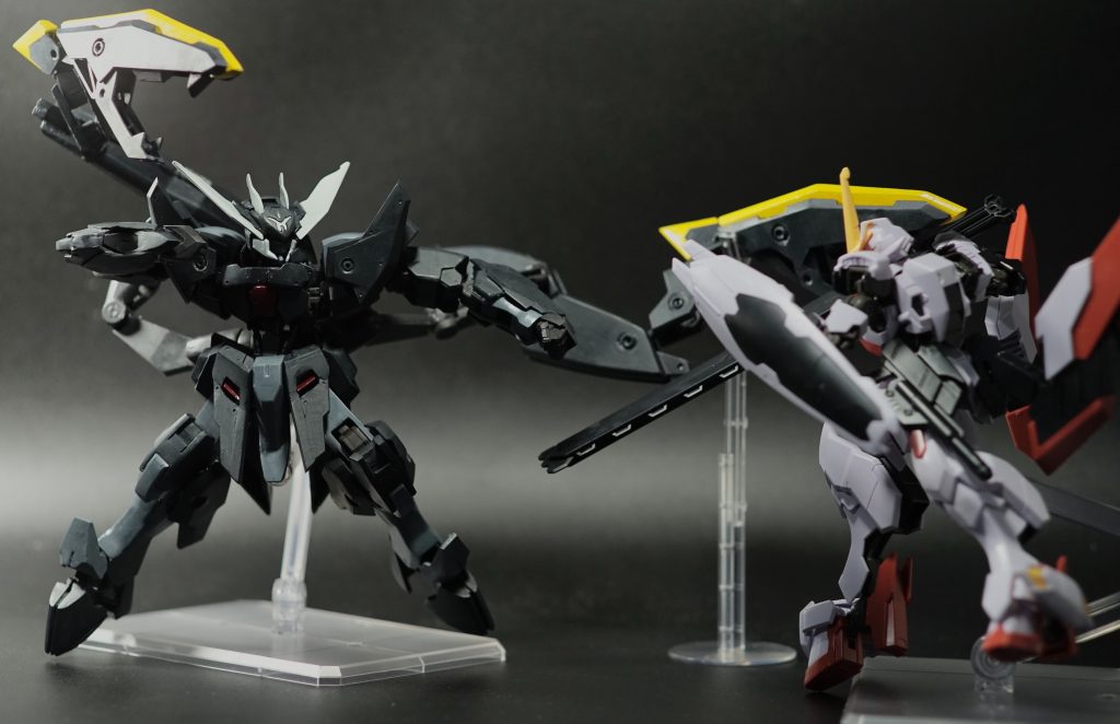 端白星第二との戦闘シーン *再現ではないプライヤーがとても大きいのと、肩幅があるので端白星と並べるととんでもなく大きく見えますね。プライヤーには軸をこれでもかと仕込んでいるので、すごく動かせます。