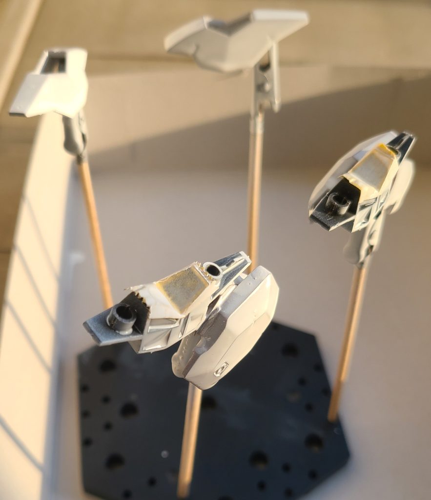 ホワイトの缶サフを吹いて乾かしてる時。この後写真に撮ってないだけで２日以上苦戦しました。サーフェイサーなんて初めて使ったもんで。