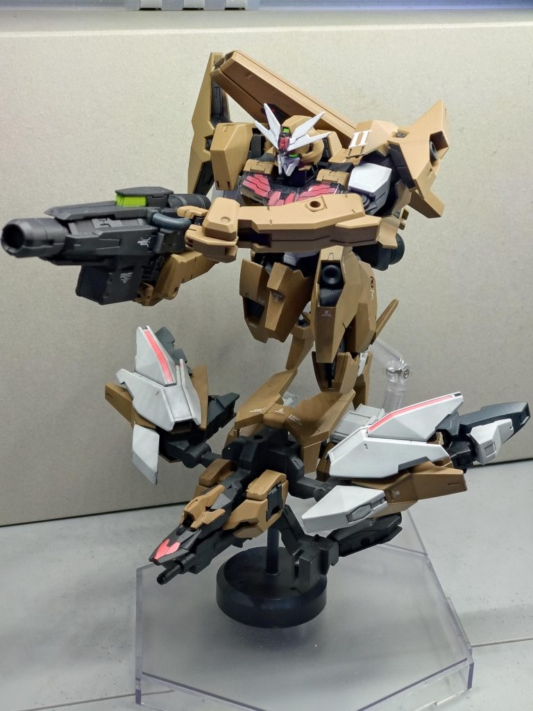 追加した脚部やブースター類は取り外しできます。外した追加アーマーは、支援ユニットに接続することで、SFS的な運用が可能。素体は何の変哲もないルブリスソーン。本体側の改修は極力行わず、あくまでルブリスソーン。