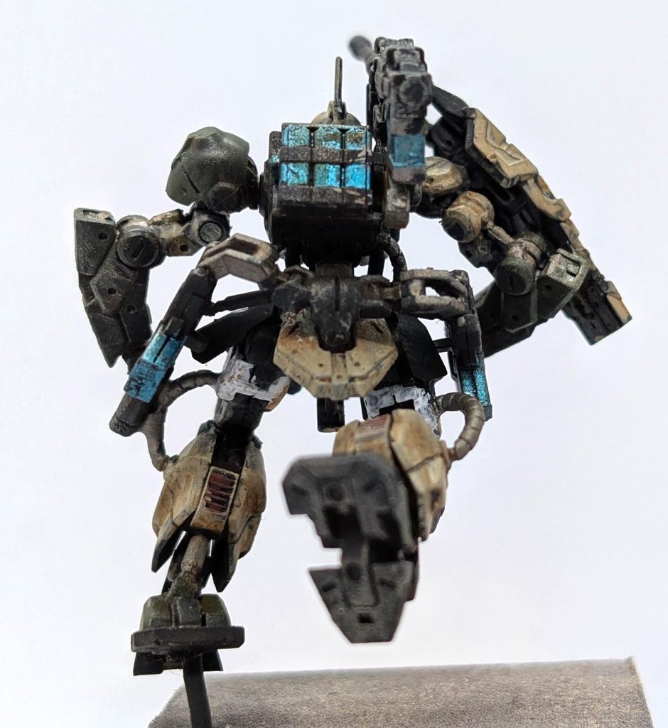 アーティファクトは後ろ姿がいい。マガジンだけよさげな色でワンポイント。