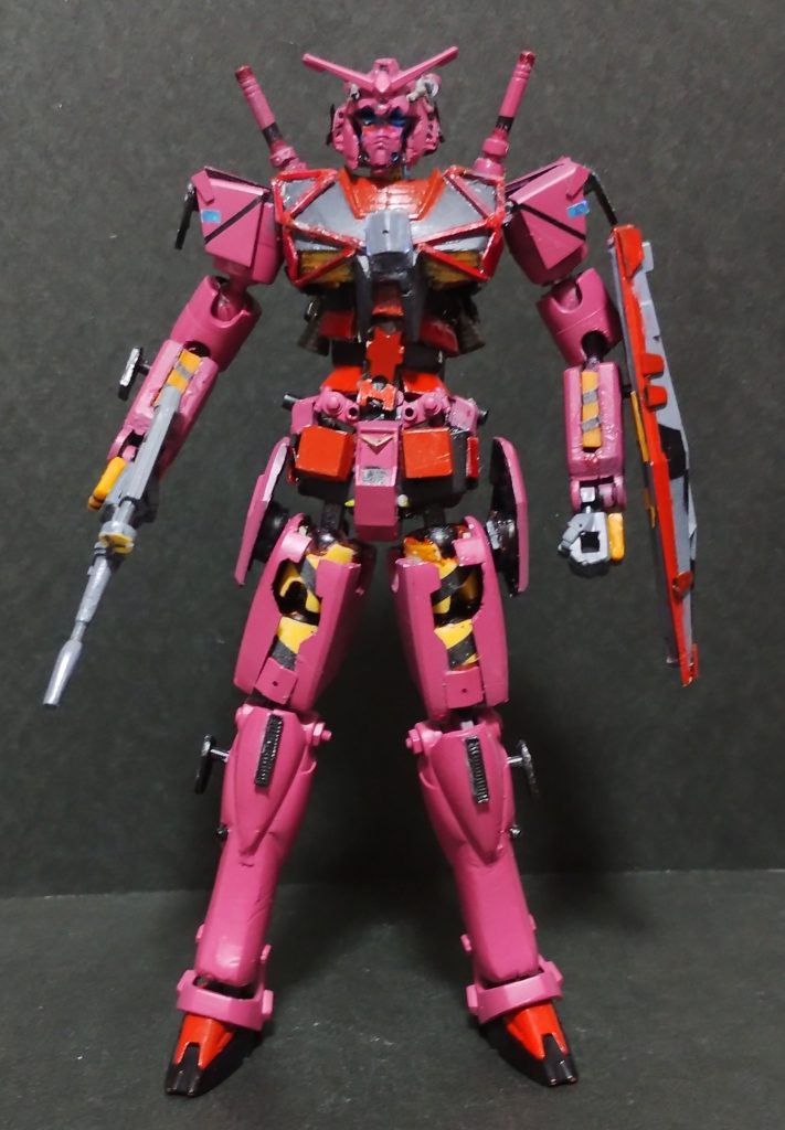 ほぼ旧キットを使用していますが末端は小さい方がそれっぽいと思い、手はEGガンダム、足はF91を使用しています。胴まわりは切り分けたパーツを45度回転して背面と腹面のパーツを上下に取り付けました。