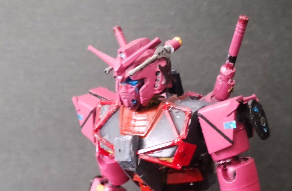 ヘルメットの下部を切りショートカットに。サンバイザーを削ってひし形っぽい目を表現。バルカン砲の部分を削って1/700ドレッドノートの30.5cm砲を使用。1/144換算で62ミリになります。後頭部の弾帯は同じくドレッドノートの手すりを使用しています。