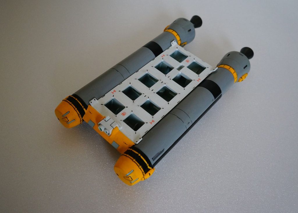 塗装面積が大きいので筆塗りは難しかったですが、何とか筆斑も最小限に抑えられたと思います。ダイソーのデコパージュ液(オールマイティ)を筆で塗ることで独特の光沢感を出しています。