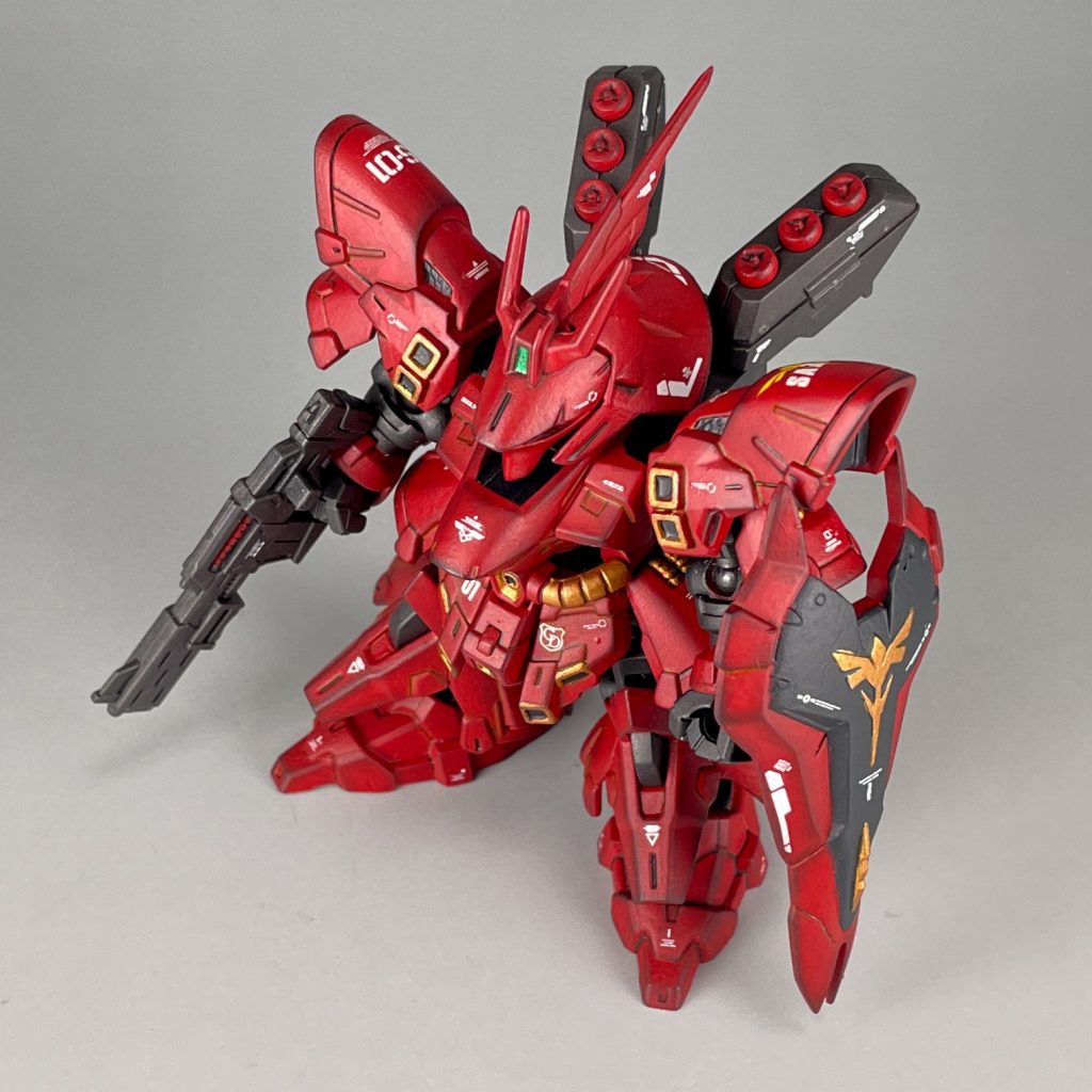 立ち姿。SP弾ではなく第2弾のサザビーです。第2弾のサザビーは成型色がイメージより赤黒かったので、リペイント。後はスミ入れ、デカール貼りと、ウェザリングマスターでほんのり汚してからつや消し。 【使用塗料】下地…シタデルカラー グレイシーア本体赤色部分…シタデルカラー メフィストンレッド本体金色部分…シタデルカラー リトリビューターアーマー本体黒色部分…シタデルカラー コルヴスブラック他部分塗装にメカニカススタンダードグレイを使用しています。