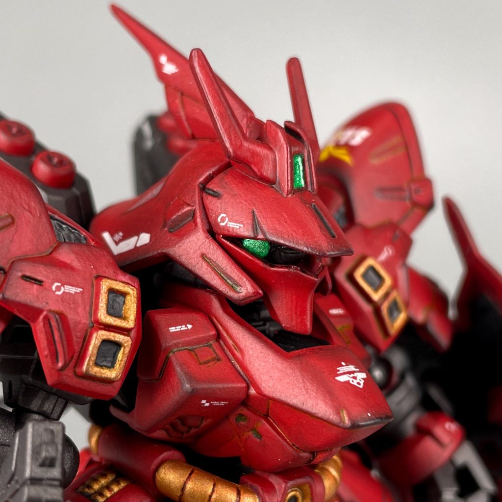 頭部。モノアイは可動させることはできますが、レバーなどはないので、顔の全面パーツを外すか、爪楊枝か細い棒でモノアイレールを直接動かした方が早いですwモノアイと頭部センサーは下地にシルバーを塗り、水性ホビーカラーのメタリックグリーンで塗装しています。