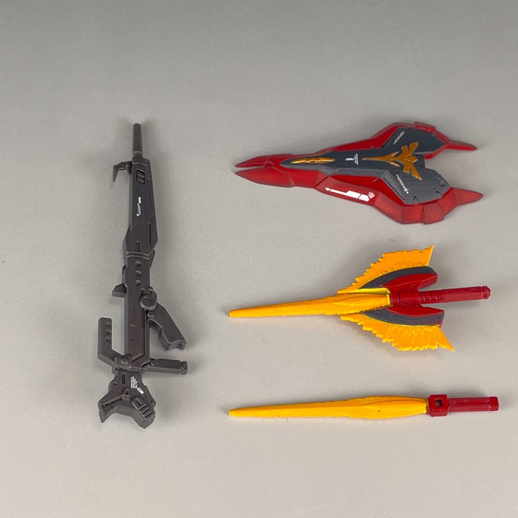 シールド、ビーム・トマホーク、ビームサーベルとロングライフルは別売りの「νガンダム&サザビー用EXパーツ」で補完。シールドのエンブレムはシールが付属されていますが、使用せず塗装で。トマホークとサーベルの刃部分はシタデルカラー ユリエルイエローを薄く塗っています。 以下適当にポージング。